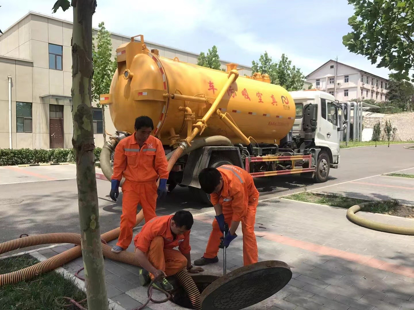 红花岗管道疏通车停在窨井附近