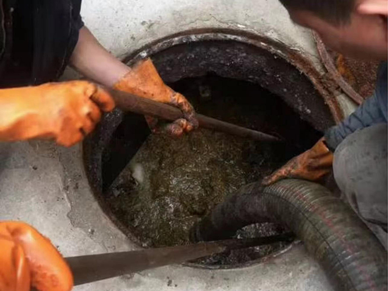 红花岗清理化粪池时如何避免沼气的危害？